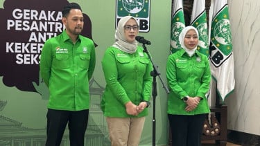 Ketua Panitia Temu Nasional Pondok Pesantren, Nihayatul Wafiroh (tengah)