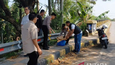 Olah TKP di area jembatan Ring Road lokasi penemuan bayi dibuang di Madiun, Jatim