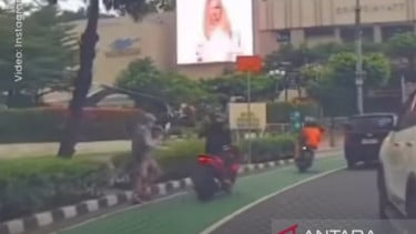 Seorang pelaku jambret tertangkap kamera tengah beraksi di sekitar Bundaran HI, Jakarta Pusat