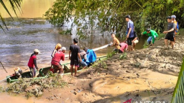 Warga mengevakuasi korban tambang emas ilegal di Kabupaten Sijunjung, Sumatera Barat