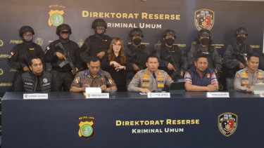 Direktur Reserse Kriminal Umum Polda Metro Jaya, Komisaris Besar Polisi Iman Imanuddin (kedua kiri depan)