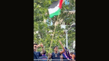Lamine Yamal kibarkan bendera Palestina saat parade juara La Liga 2025/2026 di Barcelona, Senin 11 Mei 2026.