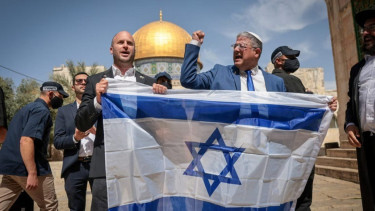 Menteri Sayap Kanan Israel Itamar Ben Gvir mengibarkan bendera Israel di di Bukit Bait Suci Al Aqsa