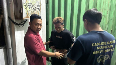 Polsek Kuta mengamankan seorang yang melakukan penodongan saat mengamen menjadi manusia silver