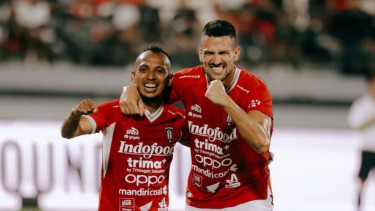 Pemain Bali United Boris Kopitovic (kanan)