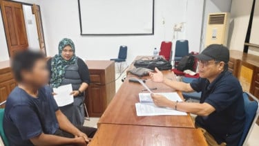 Tersangka (kiri) pembalakan liar di dalam kawasan Taman Wisata Alam (TWA) Mangolo