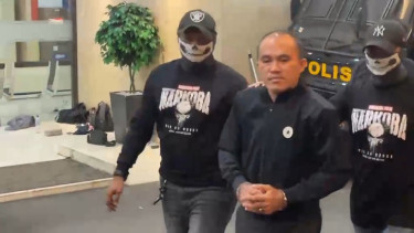 Eks Kasat Narkoba Polres Kutai Barat, AKP Deky Jonathan Sasiang (Tengah)
