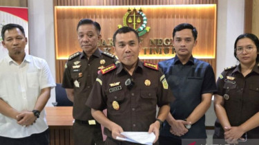 Kepala Kejaksaan Negeri Jakarta Timur Topik Gunawan di Kejaksaan Negeri Jakarta Timur (tengah)
