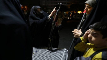 Perempuan Iran dan anak-anak belajar menggunakan senjata taktis AK 47