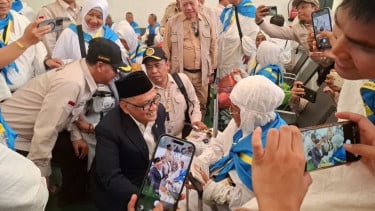 Menhaj Irfan Yusuf menemui jemaah haji di Bandara Internasional King Abdulaziz, Jeddah, Arab Saudi