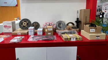 Spare part di booth PT Nusantara Global Autoparts dalam pameran INAPA
