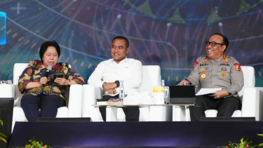 Wakapolri Komisaris Jenderal Polisi Dedi Prasetyo (kanan)