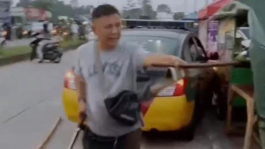 Tangkap Layar Oknum Polisi Ngamuk Tenteng Pedang dan Pistol di Garut