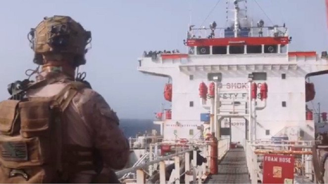 Marinir AS menaiki kapal tanker Iran yang melanggar blokade di Laut Oman