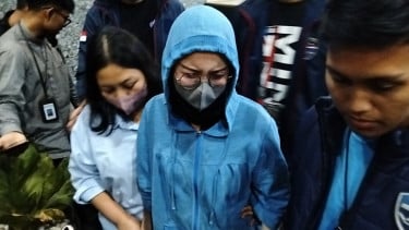 Model wanita Ansy Jan De Vries yang mengaku jadi korban pembegalan brutal di kawasan Kebon Jeruk, (tengah)