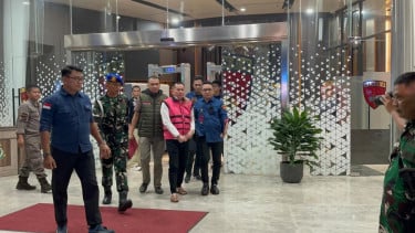 Toersangka kasus dugaan korupsi tata kelola Izin Usaha Pertambangan (IUP) periode 2017-2025 (tengah)