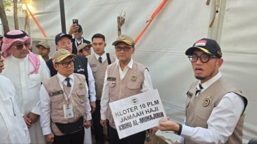 Wamenhaj Dahnil Anzar Simanjuntak mencopot penanda identitas KBIHU di tenda-tenda Arafah