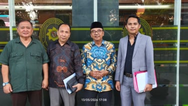 Rocky P. Pasaeno, kuasa hukum Andi Djuwaeli (kanan)