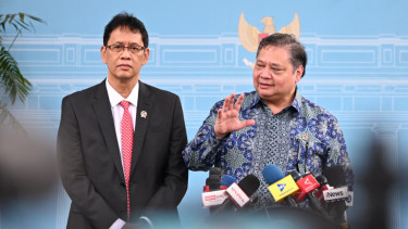 Menteri Perekonomian, Airlangga Hartarto (kanan)