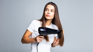 Ilustrasi hair dryer/pakai hair dryer, Jangan Langsung Mengeringkan Rambut Saat Terlalu Basah, Gunakan Suhu yang Tidak Terlalu Panas, Teknologi Ion dan Kolagen Mulai Jadi Tren Baru, Jaga Jarak Hair Dryer dengan Rambut, Gunakan Hair Dryer Sesuai Kebutuhan Rambut