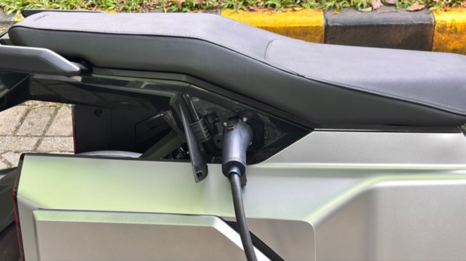 Ilustrasi charging motor listrik