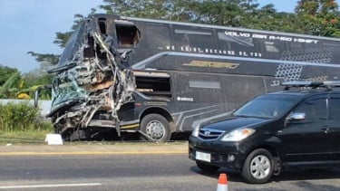 Kondisi kendaraan bus yang mengalami kecelakaan lalu lintas di Jalan Tol Cipali