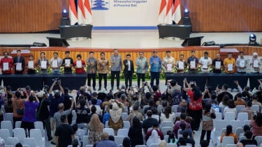 Pemerintah menyalurkan Kredit Usaha Rakyat (KUR) kepada ribuan pengusaha UMKM ekonomi kreatif di Bali