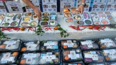 Petugas Satuan Pelayanan Pemenuhan Gizi (SPPG) menata menu Makan Bergizi Gratis (MBG), Dapur MBG Tak Lagi Dikejar, BGN Hentikan Sementara Pembangunan SPPG Baru, Fokus Dialihkan ke Daerah 3T, Kantin Sekolah dan Dapur Umum Akan Dimanfaatkan, Dana Non-APBN Mulai Dibuka, BGN Tak Lagi Kejar Kuantitas, Sistem Pengawasan Akan Dirombak