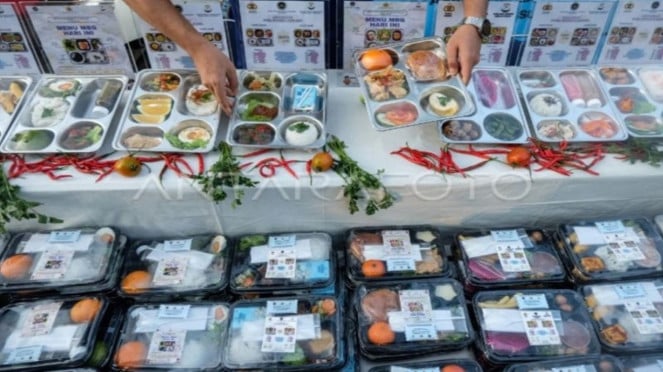 Petugas Satuan Pelayanan Pemenuhan Gizi (SPPG) menata menu Makan Bergizi Gratis (MBG)
