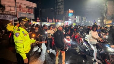 Kapolres Karawang AKBP Fiki Novian Ardiansyah saat pengawalan konvoi Bobotoh