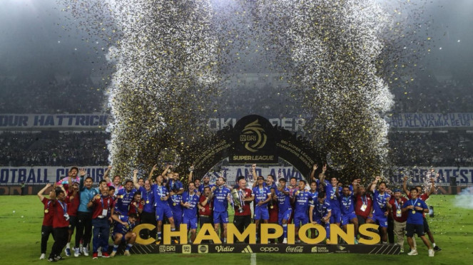 Pelatih dan pemain Persib Bandung angkat trofi usai menjuarai Super League 2025/2026 Sabtu 23 Mei 2026, 1. Pernyataan Berkelas Pelatih Persija Usai Persib Bandung Juara Super League 2025/2026, 2. Usai Antar Persib Hattrick Juara, Bojan Hodak: Kami Ingin Liburan, 3. Dedi Mulyadi Siapkan Bonus Rp1 Miliar untuk Persib, Uang Hasil Panen Sapi, 4. Bojan Hodak: Persib Bisa Juara karena Faktor Keberuntungan