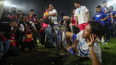Pemain Persib Bandung, Alfeandra Dewangga pamer trofi Super League di hadapan awak media Sabtu, 23 Mei 2026