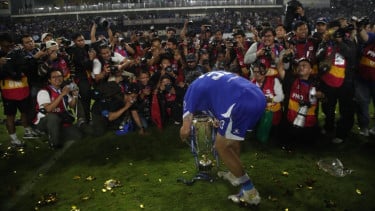 Pemain Persib Bandung, Thom Haye letakkan trofi Super League di hadapan awak media