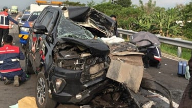 Polres Probolinggo Kota melakukan olah TKP usai kecelakaan mobil anggota DPR RI Gus Hilman di Tol Paspro