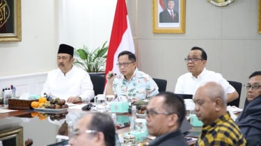 Menteri Dalam Negeri (Mendagri) Muhammad Tito Karnavian (tengah)