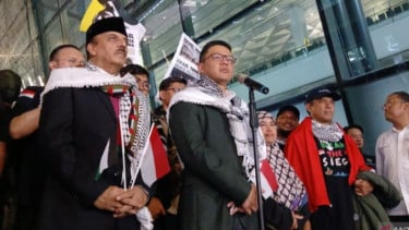 Menteri Luar Negeri (Menlu) RI Sugiono (kedua kanan)