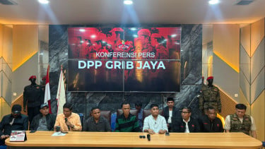 Ketua Umum GRIB Jaya, Rosario de Marshal alias Hercules (tengah)