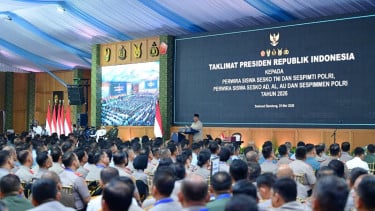 Presiden RI Prabowo Subianto memberikan taklimat kepada ribuan perwira di Seskoad Bandung