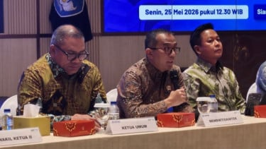 Menteri Pendidikan Tinggi, Sains, dan Teknologi (Mendiktisaintek) Brian Yuliarto (tengah)