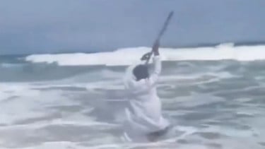 Aksi viral Ebo Noah, pria Ghana membelah lautan dengan tongkat layaknya Nabi Musa AS