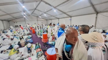 Jemaah haji Indonesia berada di tenda jelang wukuf di Arafah 2026
