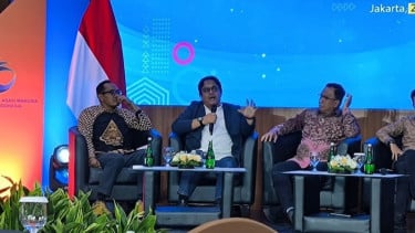Tenaga Ahli KemenHAM Wahyudi Djafar (tengah)