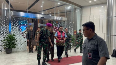 Mantan anggota Ombudsman RI, Yeka Hendra Fatika (rompi pink)