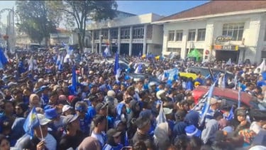 Pendukung Persib Bandung merayakan klub kesayangannya menjadi juara Liga Indonesia