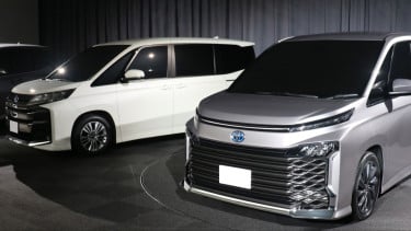Toyota Noah (kiri) dan Toyota Voxy (kanan) versi Jepang