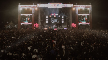 Situasi Penonton Padati Konser Slank di Palembang