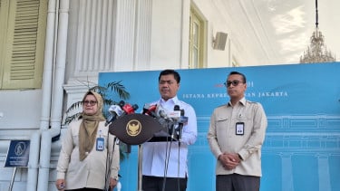Wamensesneg Juri Ardiantoro (tengah) di Kompleks Istana Kepresidenan