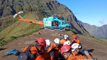 Proses evakuasi pendaki asal Malaysia yang cedera di Gunung Rinjani menggunakan helikopter