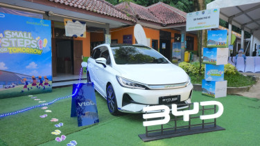 Mobil listrik BYD M6