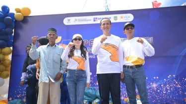 Menteri Transmigrasi Muhammad Iftitah (kedua dari kanan)